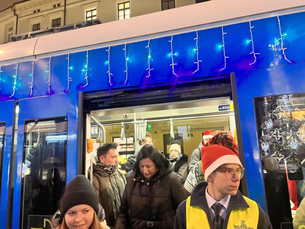 Święty Mikołaj jechał w krakowskim tramwaju 