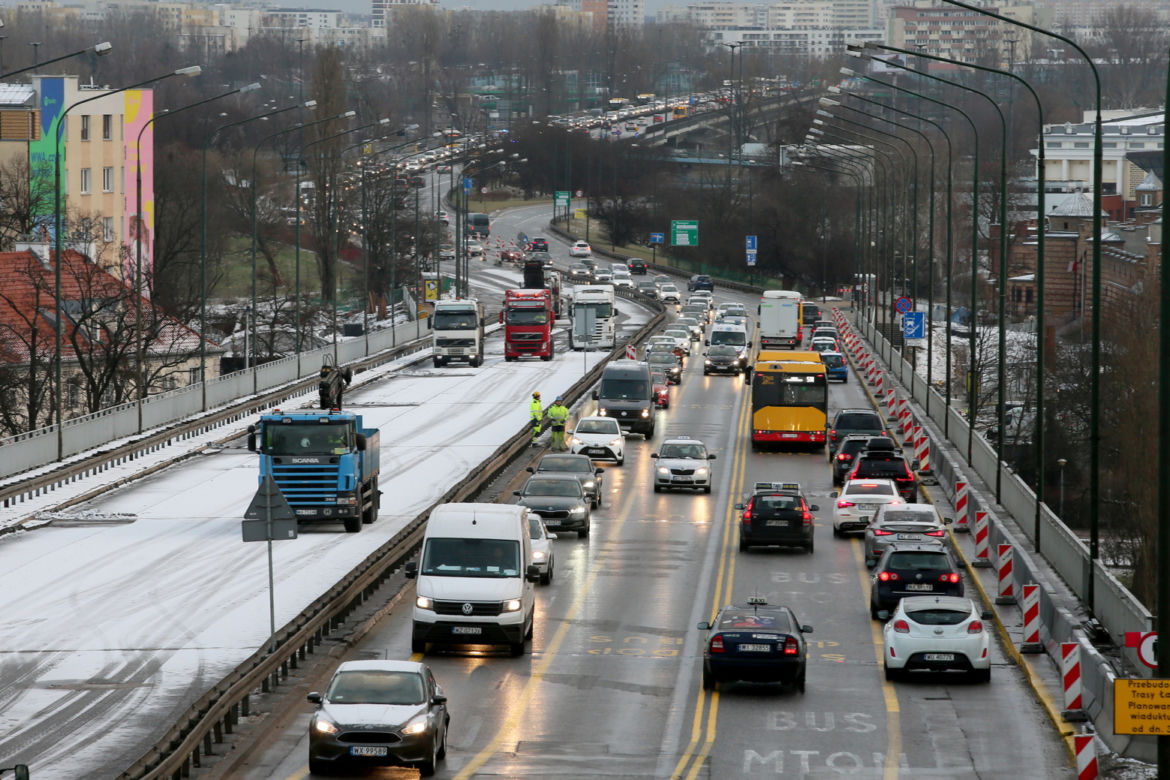 Slalom na Trasie Łazienkowskiej. Trwa remont wiaduktów