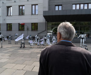 Niewiarygodne sceny. Roboty krzyczą w Warszawie, a minister alarmuje: mamy się czego obawiać!