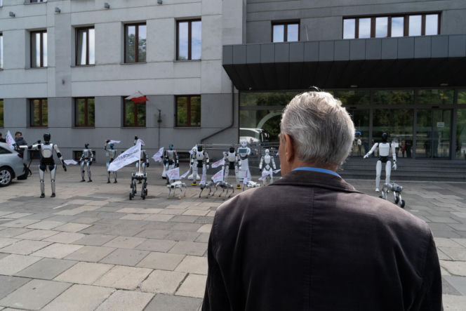 Niewiarygodne sceny. Roboty "krzyczą" w Warszawie, a minister alarmuje: "mamy się czego obawiać!"