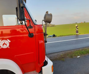 Poranny wypadek pod Bydgoszczą! Auto wpadło w poślizg i spadło ze skarpy!