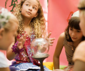 Pomysły na andrzejki w przedszkolu. Te wróżby i zabawy zachwycą dzieci