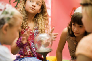 Pomysły na andrzejki w przedszkolu. Te wróżby i zabawy zachwycą dzieci