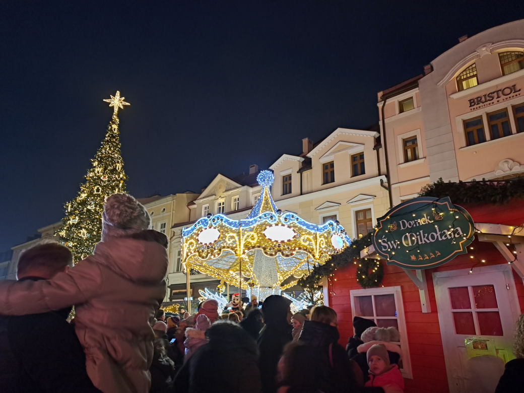 Świąteczne Miasteczko w Rzeszowie. Rynek rozbłysnął milionem światełek!