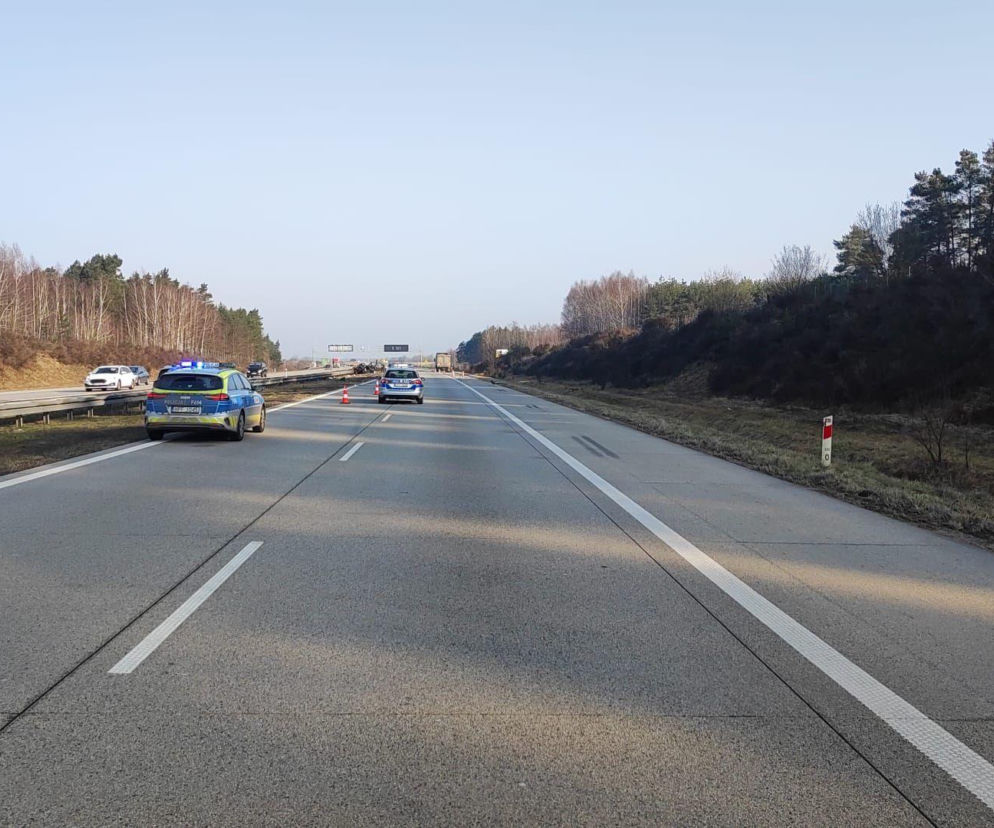 Koszmarny wypadek na autostradzie A1 pod Łodzią. Z Peugeota została miazga, 26-latek w ciężkim stanie