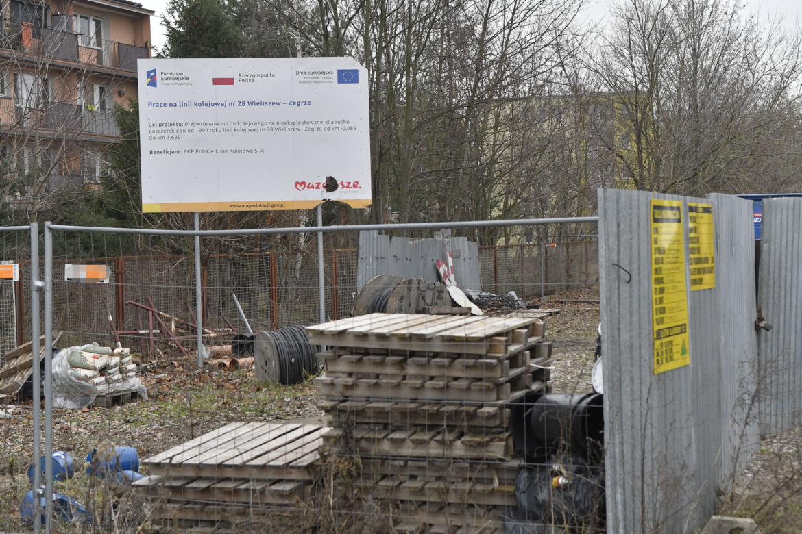 Kolejarze wznowili prace nad budową trasy do Zegrza. Dotarła brakująca geowłóknina