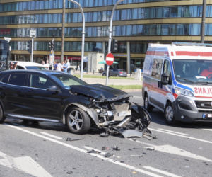 Zderzenie aut osobowych przy rondzie Jazdy Polskiej w Warszawie
