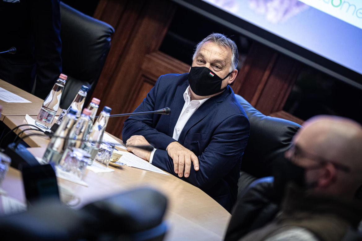 Orban modli się w Polsce o pieniądze