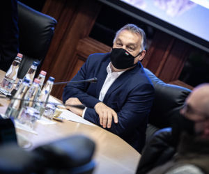 Orban modli się w Polsce o pieniądze
