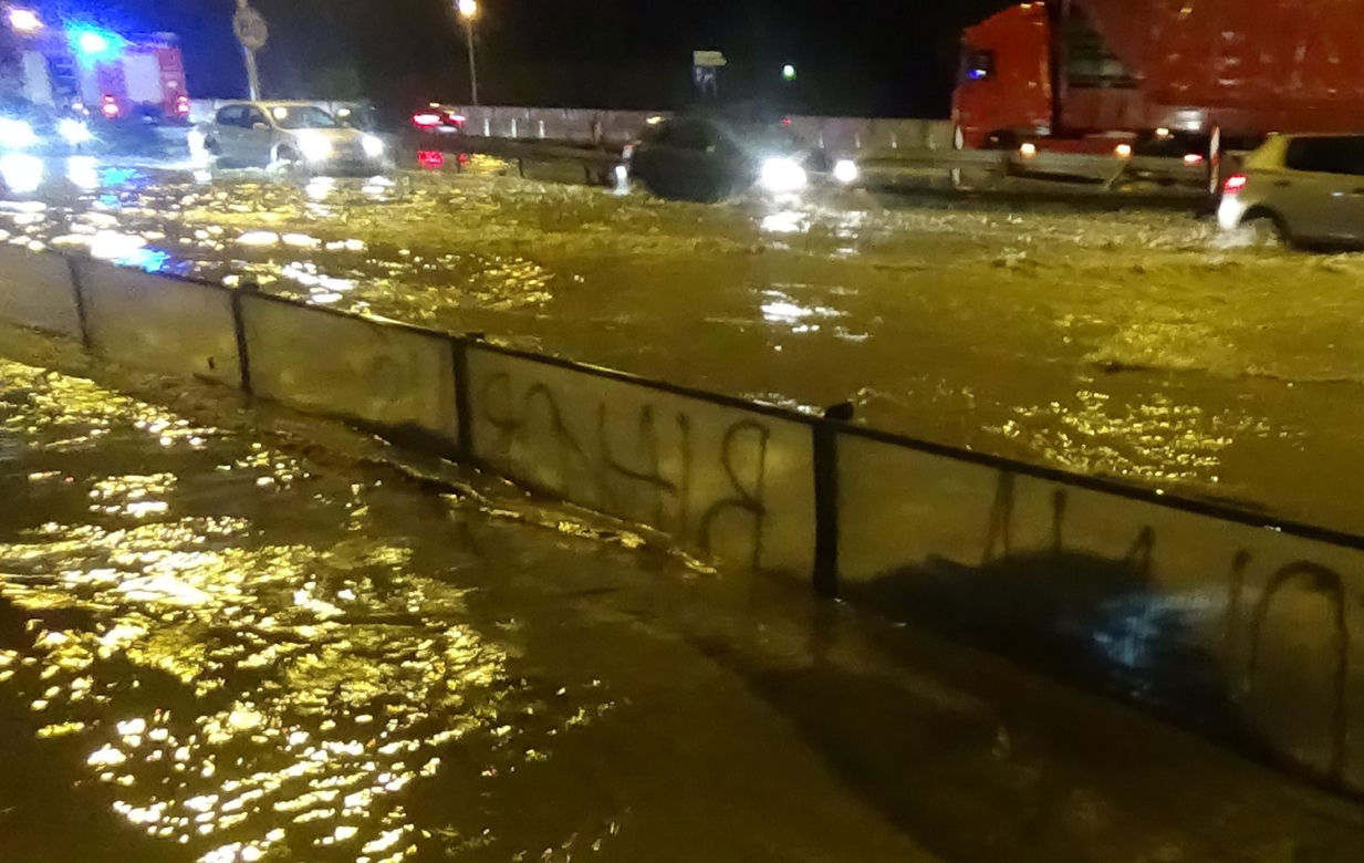 Burza w Warszawie. Wisłostrada zalana w obu kierunkach
