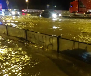 Burza w Warszawie. Wisłostrada zalana w obu kierunkach