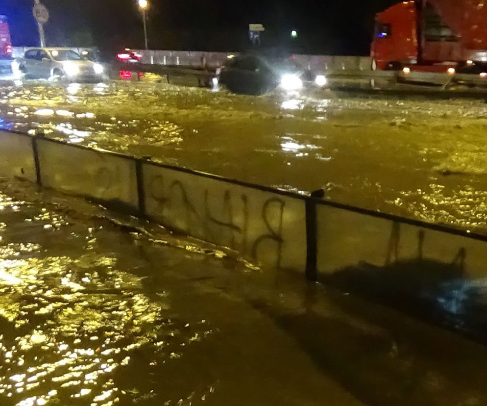 Burza w Warszawie. Wisłostrada zalana w obu kierunkach