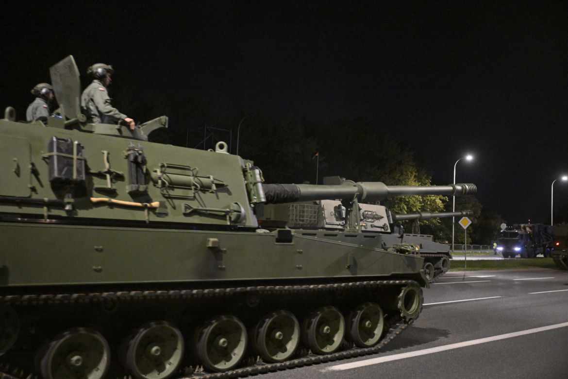 Nocna próba defilady wojskowej w Warszawie