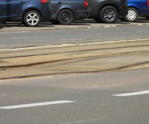 Warszawskie tory tramwajowe w rozsypce! Na ulicy Stawki odpadła betonowa płyta, składy na objazdach
