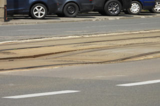 Warszawskie tory tramwajowe w rozsypce! Na ulicy Stawki odpadła betonowa płyta, składy na objazdach
