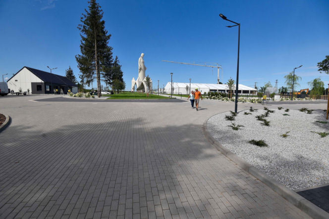 Teren wokół rekordowego pomnika Matki Boskiej w Konotopiu zamknięty z powodów bezpieczeństwa. Chętnych na zwiedzanie jednak nie brakuje