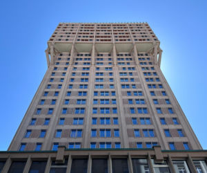 Torre Velasca w Mediolanie. Zbyt historyczna dla jednych, zbyt formalna dla innych