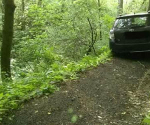 Wjechał samochodem na... leśną ścieżkę rowerową. Auto zawisło nad skarpą [ZDJĘCIA]