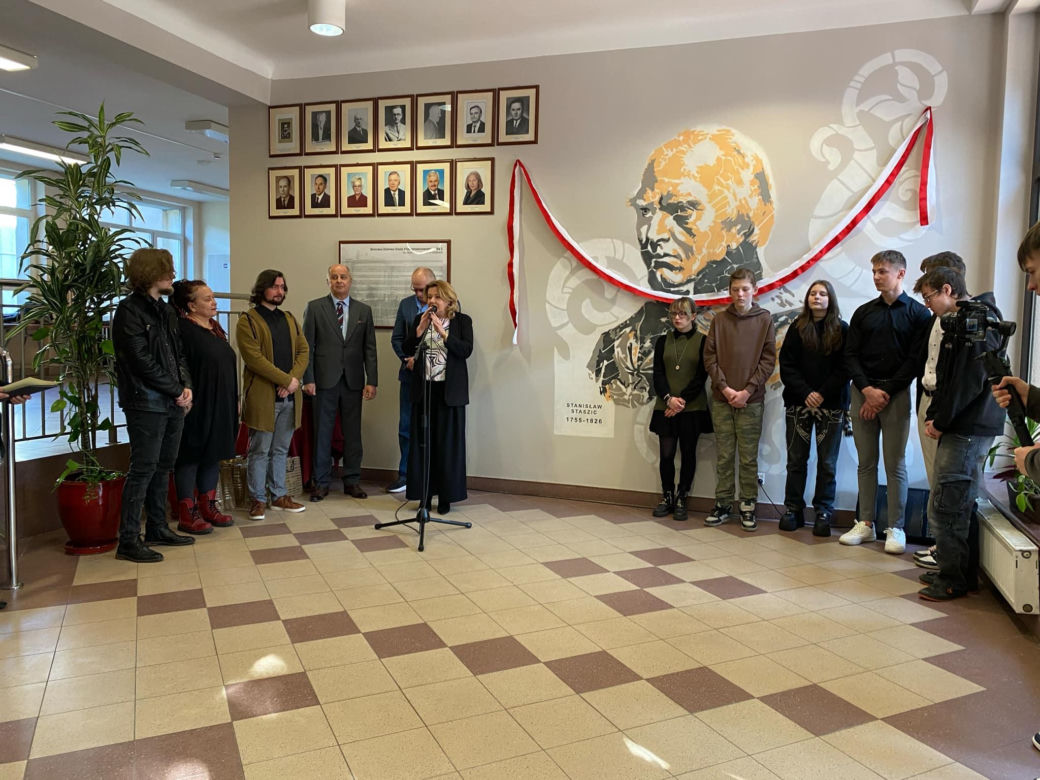 Uczniowie ZSP nr 1 stworzyli mural na ścianach szkoły. Grafika przedstawia patrona placówki