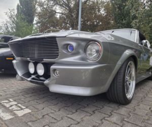 Motoryzacyjne legendy pod Torbydem. „Bydgoskie Klasyki Nocą” znów przyciągnęły tłumy