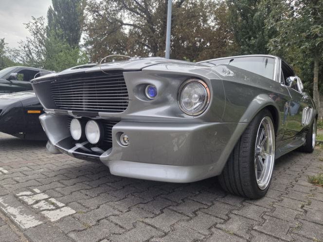 Motoryzacyjne legendy pod Torbydem. „Bydgoskie Klasyki Nocą” znów przyciągnęły tłumy