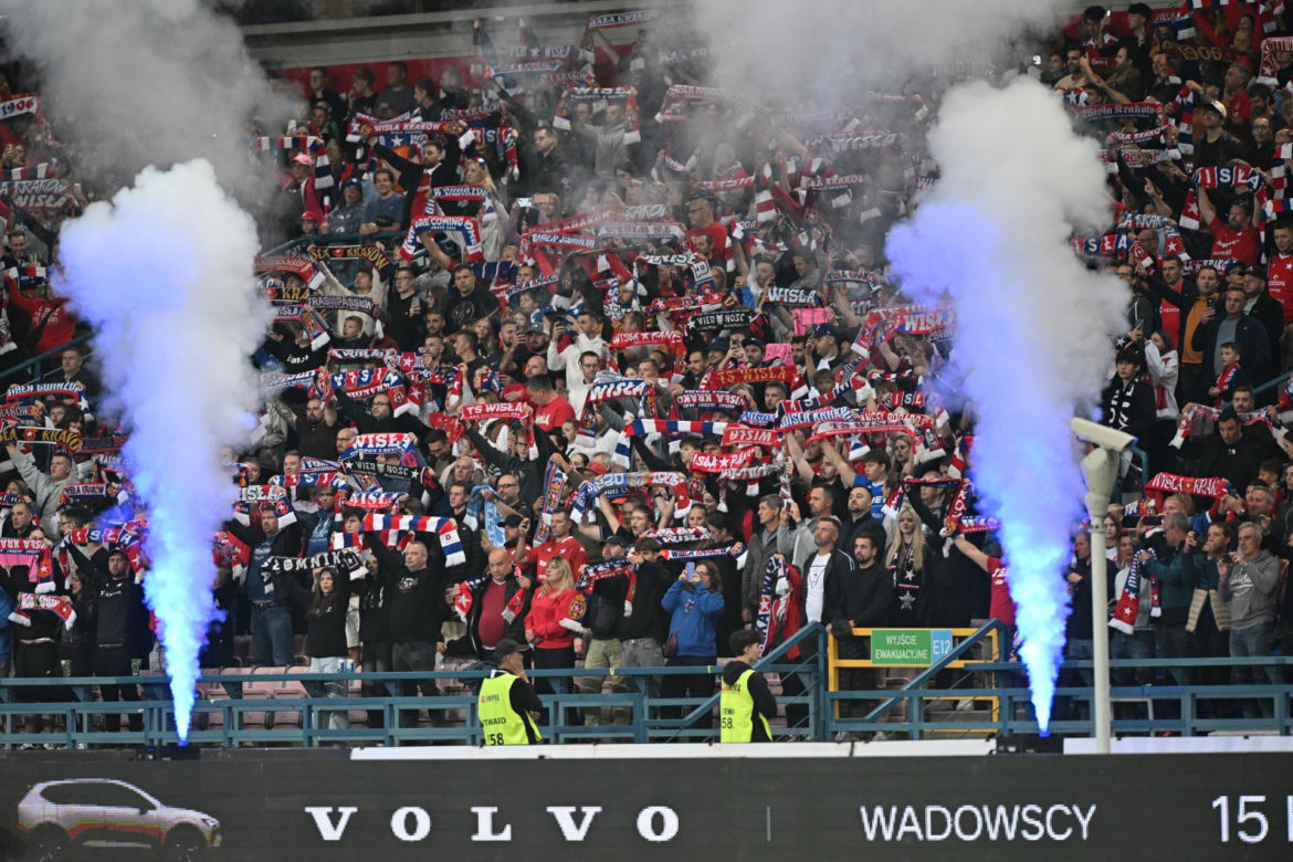 Tak kibice Wisły Kraków bawili się na trybunach. Znajdź się na zdjęciach