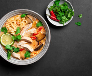 Aromatyczna tajska zupa z kurczakiem w 15 minut. Lepsza i szybsza niż rosół!