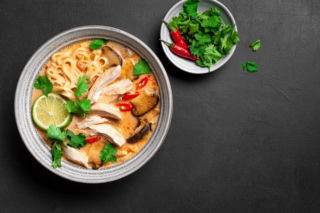 Aromatyczna tajska zupa z kurczakiem w 15 minut. Lepsza i szybsza niż rosół!