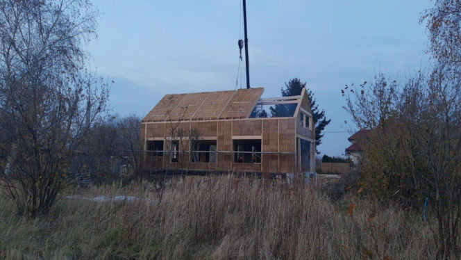 Dom z prefabrykatów drewniano-słomianych