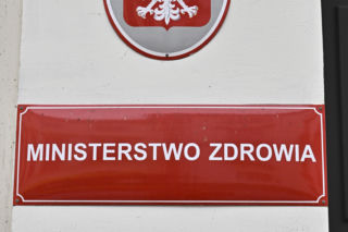 Ministerstwo Zdrowia planuje oszczędności. Limity w poradniach i korekty na listach darmowych leków 