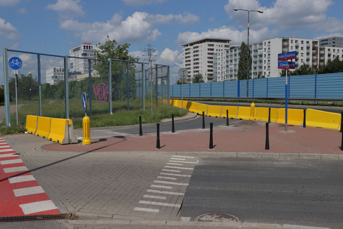 Zamknęli zjazd na osiedle. Mieszkańcy są wściekli