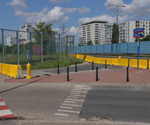 Zamknęli zjazd na osiedle. Mieszkańcy są wściekli