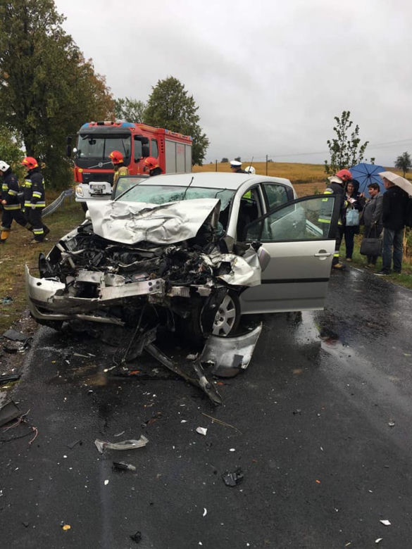 Zderzenie osobówki z autobusem PKS w Sicienku! Dwie osoby poszkodowane [ZDJĘCIA]