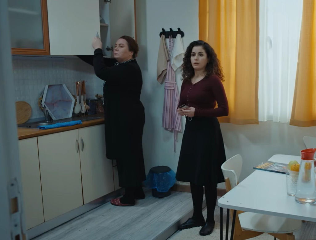 Dziedzictwo, odcinek 974: Okrutne oskarżenie o niemoralny romans! Adalet znajduje drogi prezent w szufladzie Aynur