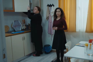 Dziedzictwo, odcinek 974: Okrutne oskarżenie o niemoralny romans! Adalet znajduje drogi prezent w szufladzie Aynur