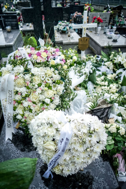 2-letnia Natalka zginęła na oczach taty. Aniołek jest już w niebie. Trumienka utonęła w białych kwiatach