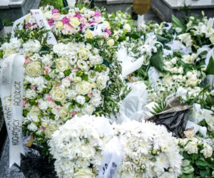 2-letnia Natalka zginęła na oczach taty. Aniołek jest już w niebie. Trumienka utonęła w białych kwiatach