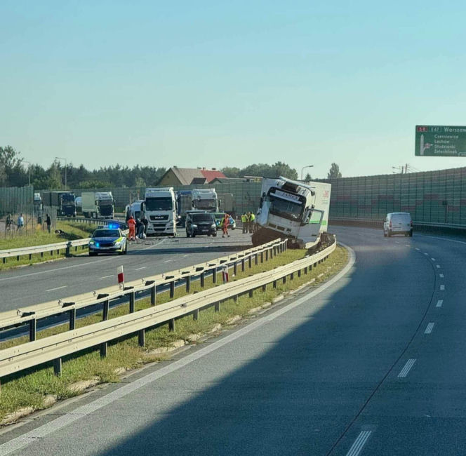 Tragiczny wypadek na S8. Zatrzymali się, by zmienić koło. Uderzyła w nich ciężarówka