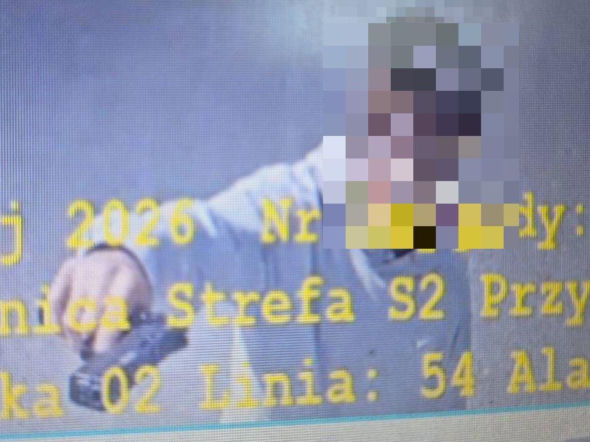 Kierująca autobusem użyła klaksonu. 18-latek wyciągnął przedmiot przypominający broń!