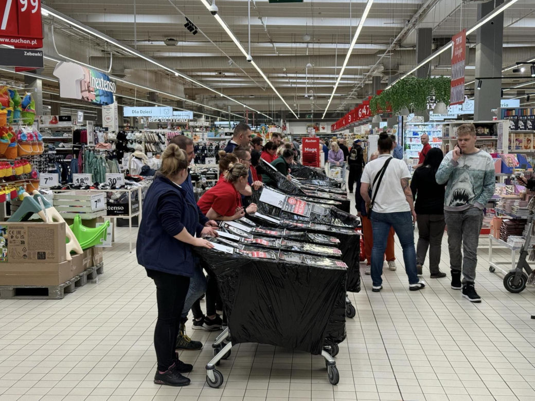 Tajemnicze wózki w Auchan! Klienci kupują „kota w worku”. Co jest w środku?