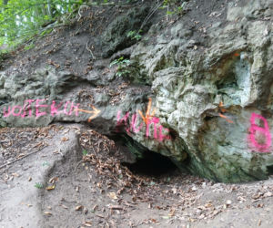 Wandale zniszczyli przyrodniczy skarb pod Bydgoszczą. Jaskinia „Bajka” oszpecona farbą