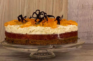 Ciasto kora orzechowa – przepis na bogate ciasto z bakaliami i kremem brzoskwiniowym