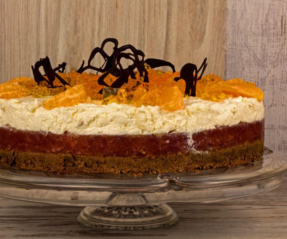 Ciasto kora orzechowa – przepis na bogate ciasto z bakaliami i kremem brzoskwiniowym