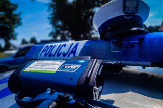 Poszukiwany 51-latek wpadł, bo jechał za szybko. Przed policją udawał brata. Również poszukiwanego