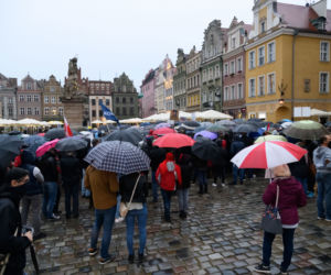 Marsz antycovidowców w Poznaniu. Protestujący: „Zakończyć PLANDEMIĘ! [ZDJĘCIA]