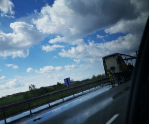 Dolnośląskie. Wypadek na AOW. Laweta z samochodami zderzyła się z tirem 