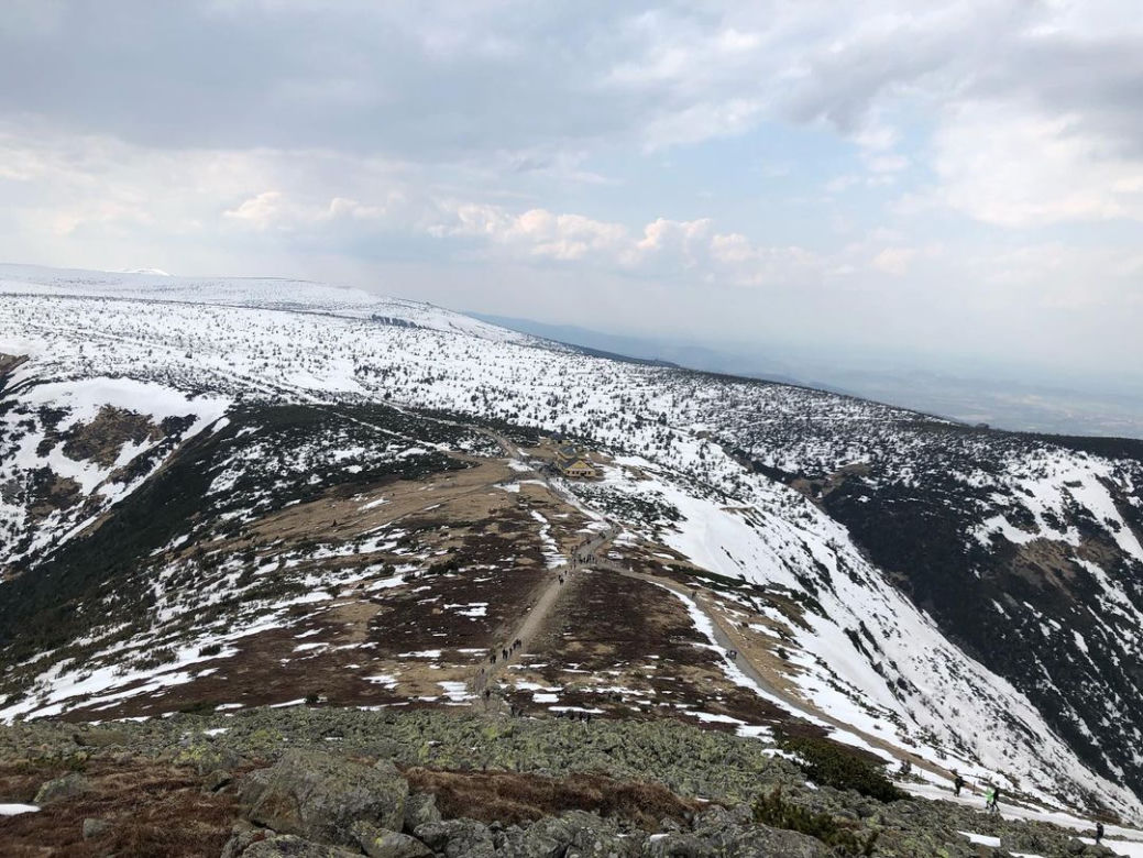 Śnieżka w śniegu. We wrześniu spadł pierwszy śnieg