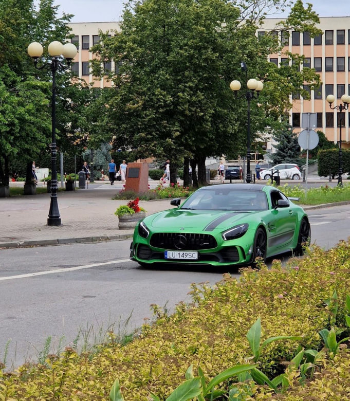 Siedlczanie chętnie korzystali z przejażdżek luksusowymi sportowymi samochodami by wesprzeć szczytny cel