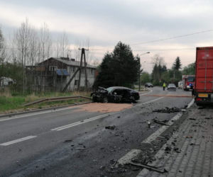 Poważny wypadek na łuku Kieleckiej w Starachowicach. Zderzenie osobówki z tirem