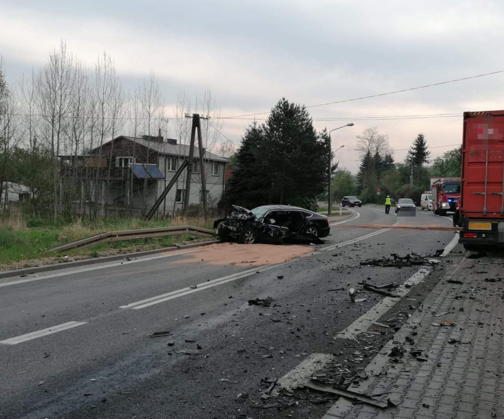 Poważny wypadek na łuku Kieleckiej w Starachowicach. Zderzenie osobówki z tirem